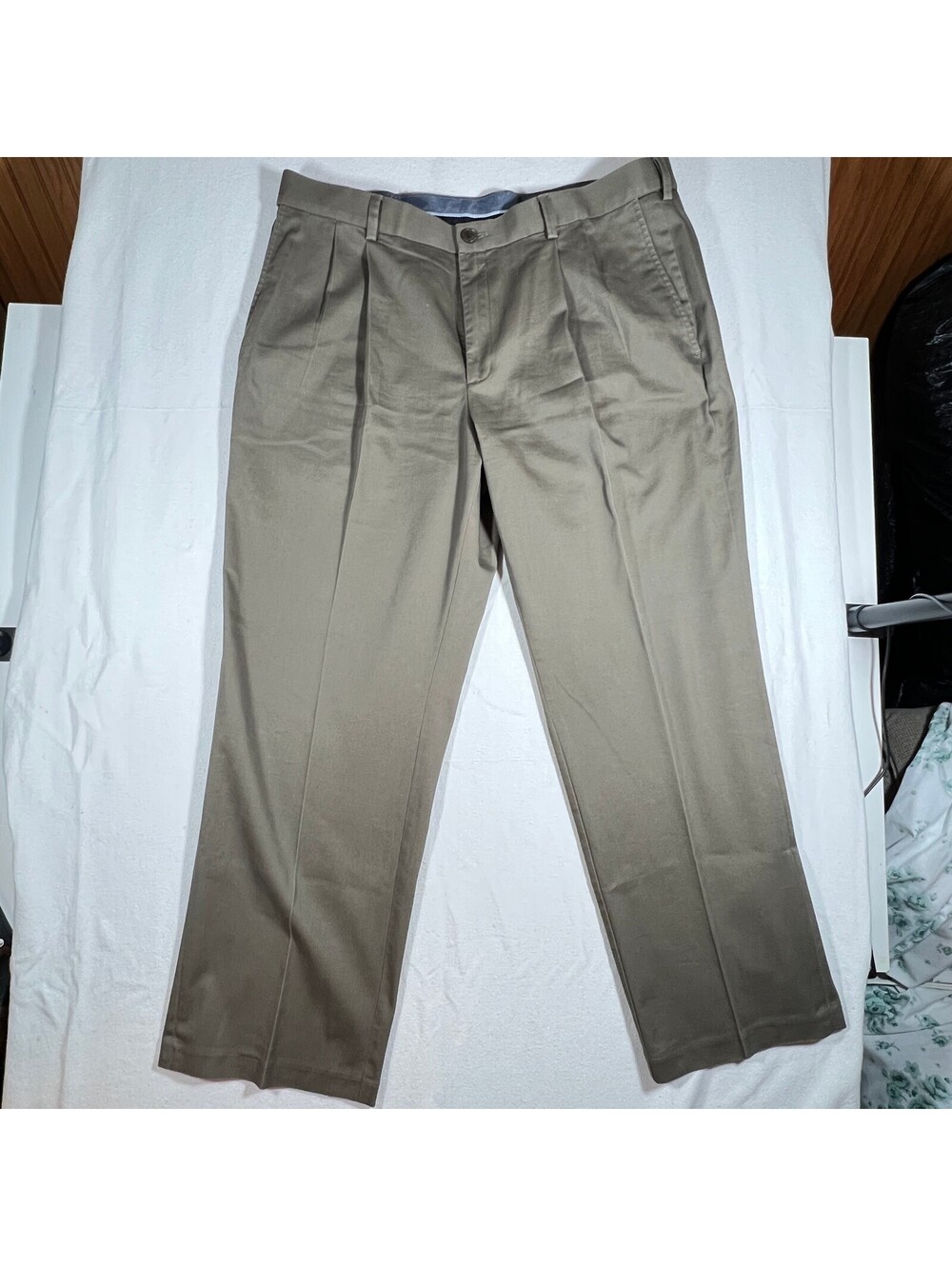 Men's Brown Pleated / Cuffed Haggar Pants with cuff Size 38x30